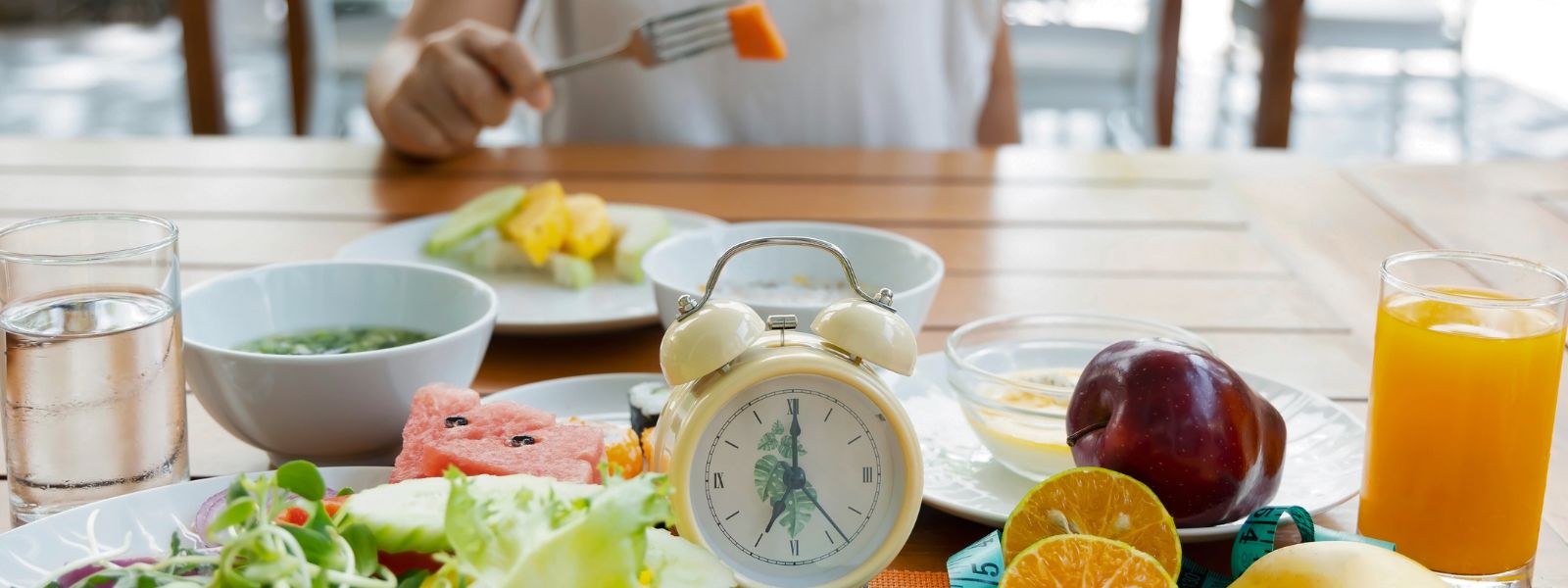 Intermittent Fasting For Women: The Benefits & Risks