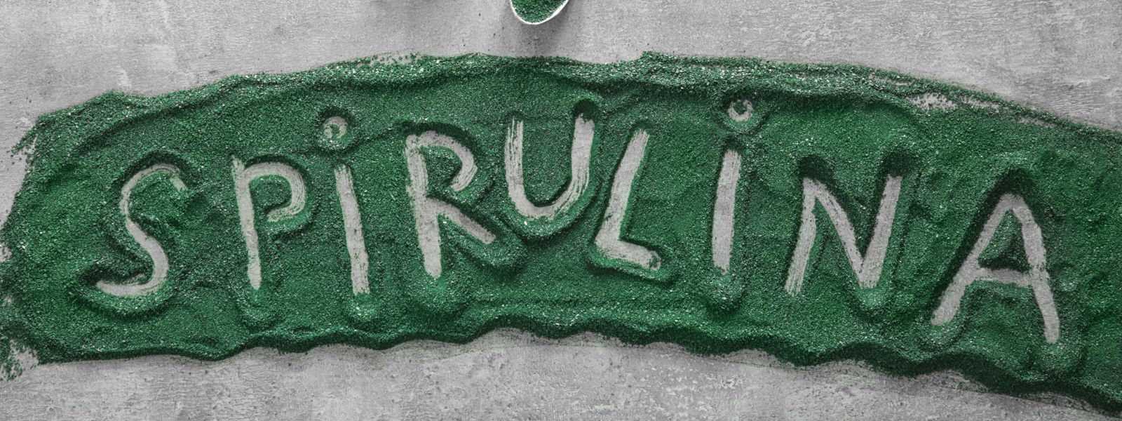 spirulina written on green powder