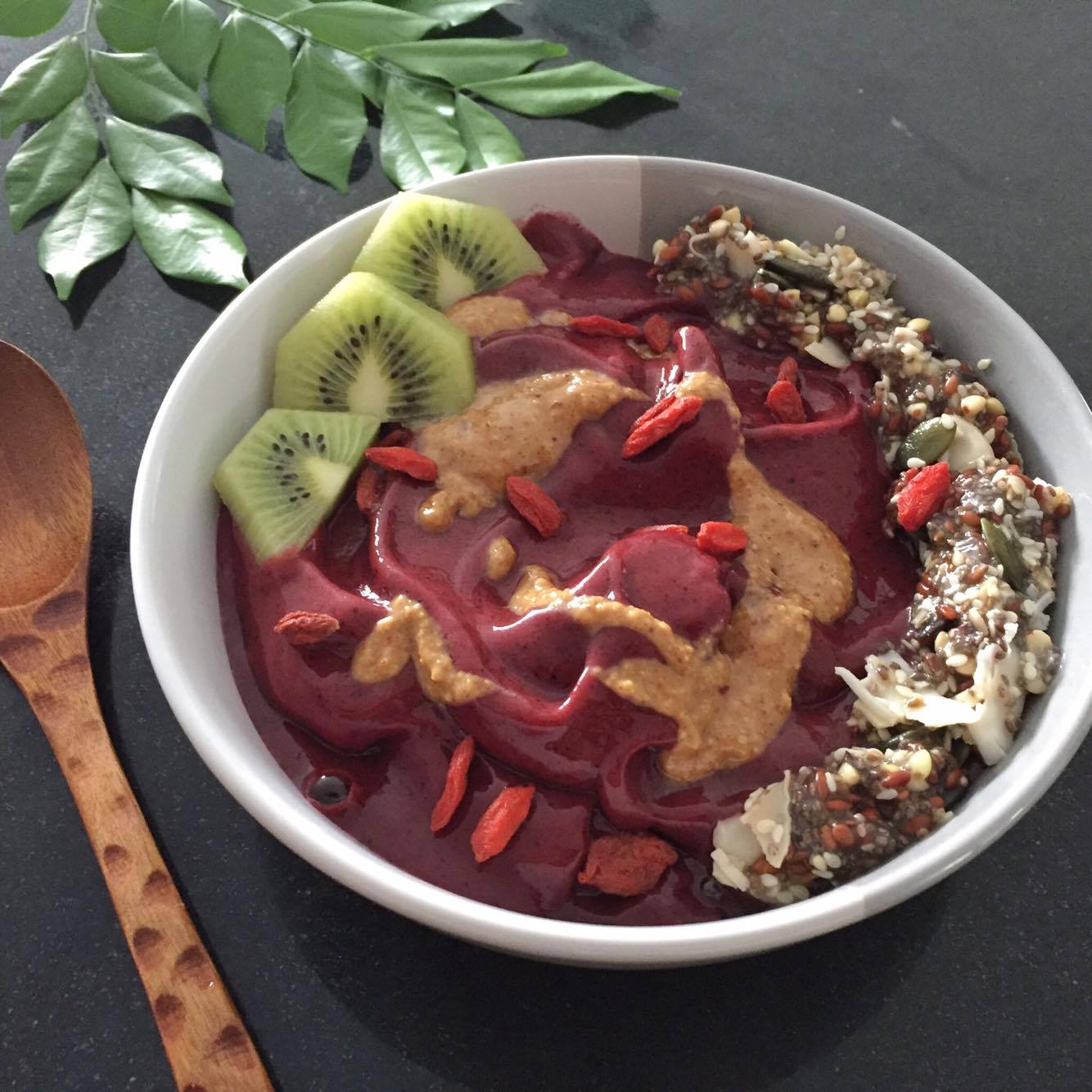 A goodMix Blend11 acai bowl with fruit and berry toppings.